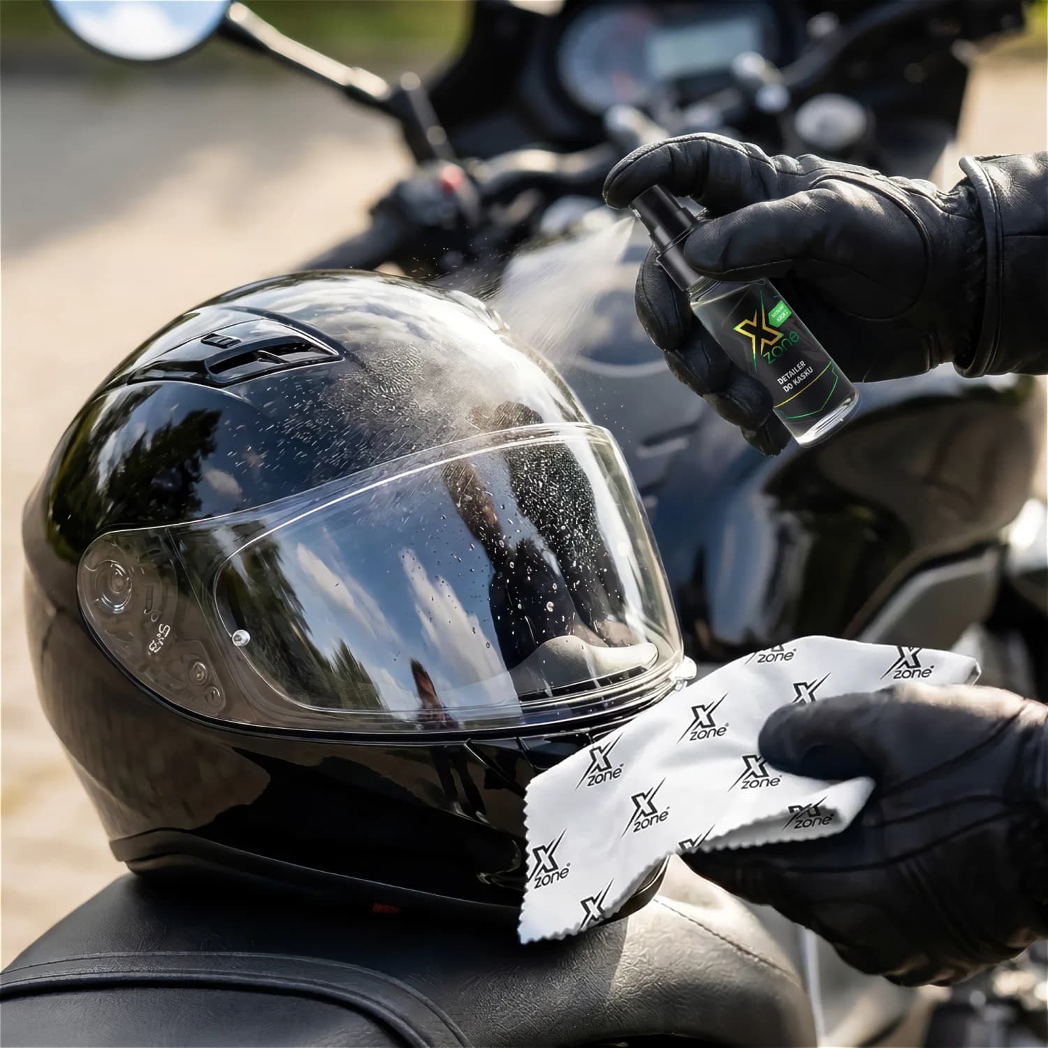Aplikacja żelu na kask przy motocyklu
